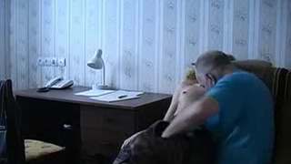 Неопытная внучка долбится с дедом, пока родители на работе
