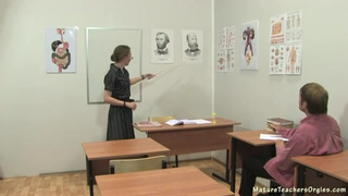 Чпокает зрелую учительницу в очках в классе после уроков