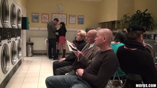 Ебарь с красавицей шпилятся в прачечной