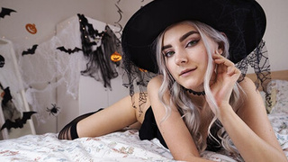 Красивая возбужденная ведьма получает лицо и заглатывает нектар - Eva Elfie