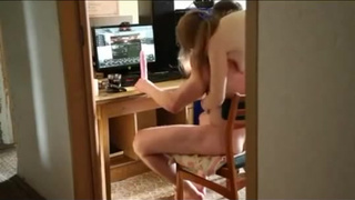Особа облизывает парню геймеру, пока тот играет в танки