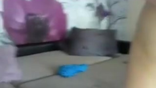 Раздетая грудастенькая дамочка ебет себя игрушкой на камеру