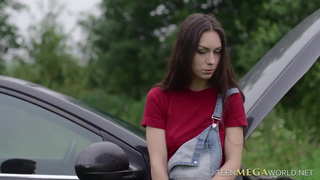 Путешественник загнул на четвереньках и трахнул красивую студентку