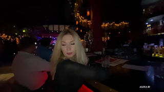 Русская блонди подцепила пацана в клубе и ебется с ним в туалете