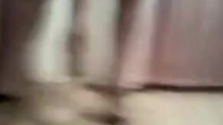 Русская актриса прыгает на огромном резиновом болте