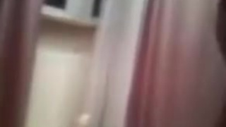 Русская актриса прыгает на огромном резиновом болте