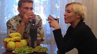 Длинноногая девушка села на болт пьяного пацыка